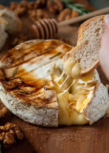 Queso fundido con pan 