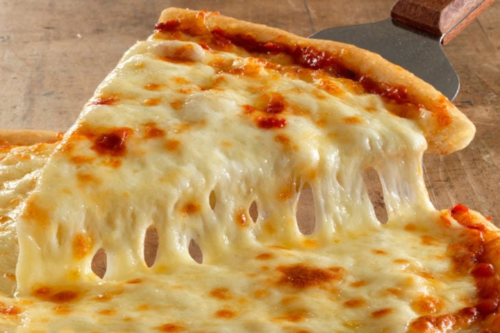 Pizza de tres quesos 