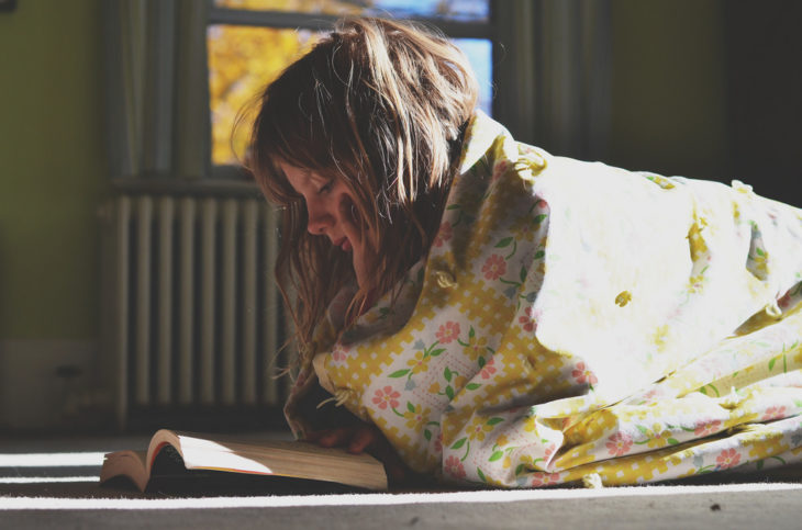 Chica leyendo 