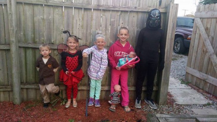 Lainie y sus hermanos disfrazados en Halloween 