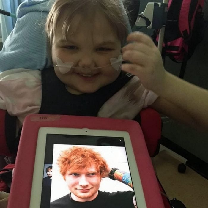 niña pequeña en hospital con foto de Ed Sheeran