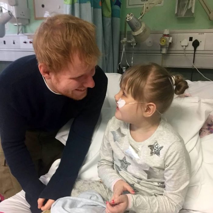 ed sheeran y niña pequeña en hospital