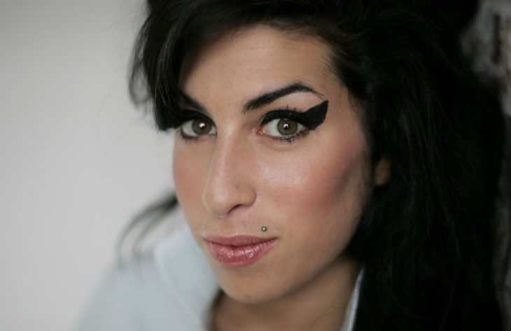 Amy Winehouse mostrando su delineado