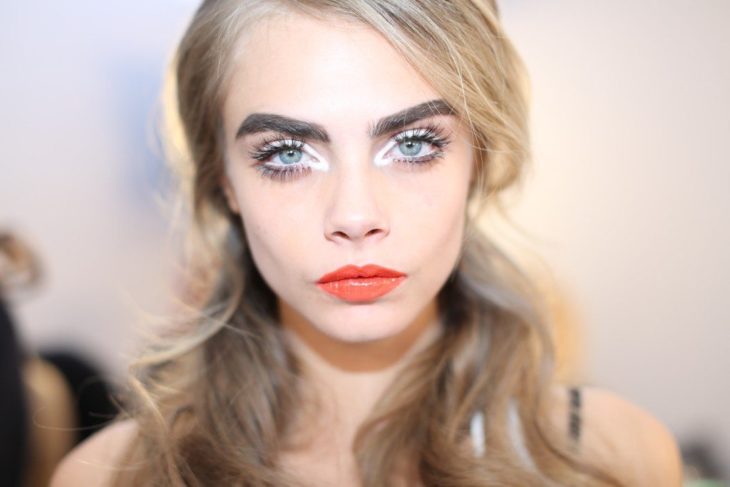 Cara Delevigne maquillada de forma exagerada 