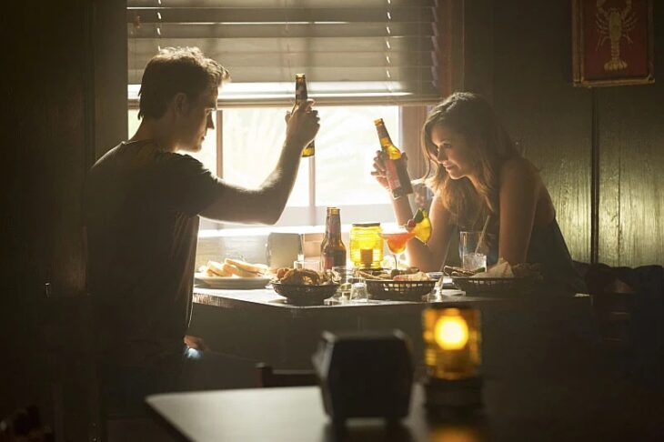 Pareja de novios brindando con cerveza