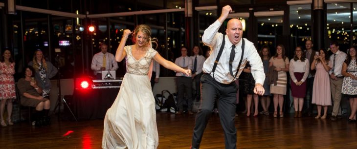 mujer con vestido de novia y hombre bailando 