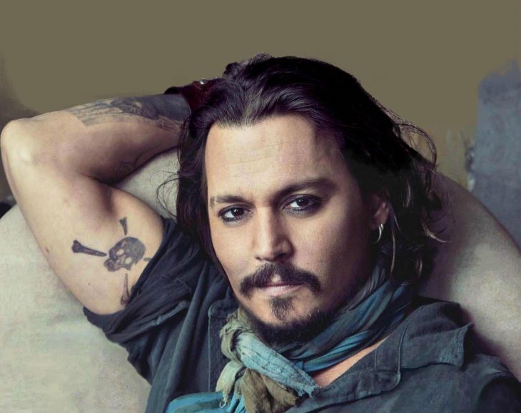 Johnny Depp posando para la cámara 