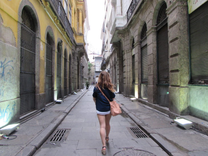 Mujer explorando