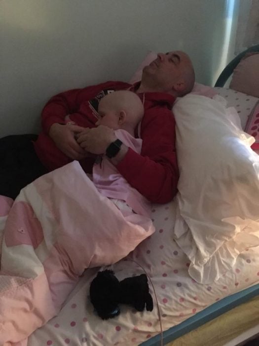 Hayley Brown y su papá dormidos 