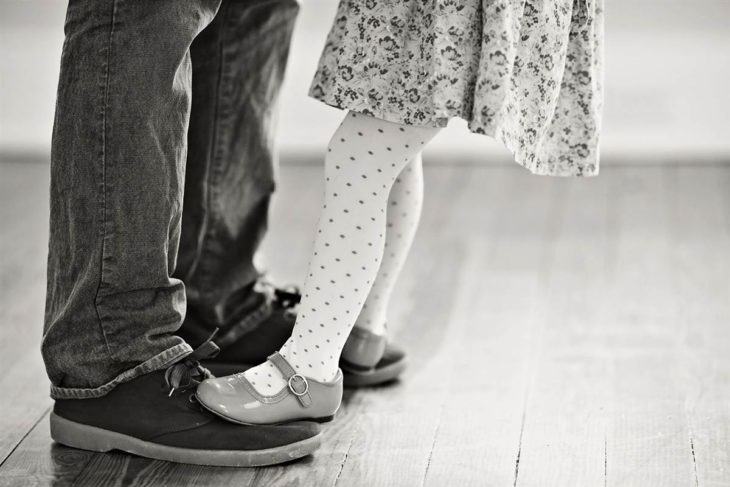 Padre e hija bailando