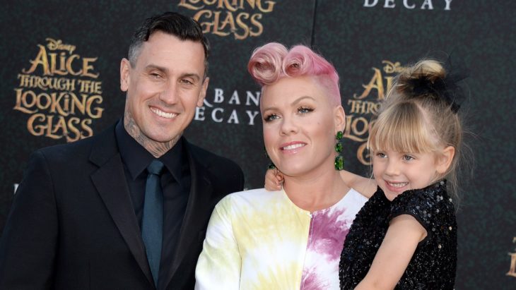 Pink, su esposo y su hija 