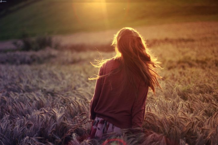 chica en el campo