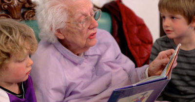 ¿Te imaginas una guardería de niños y ancianos? Present Perfect lo hizo posible