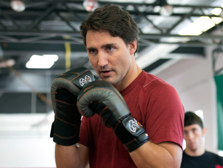 Justin Trudeau con guantes de box 