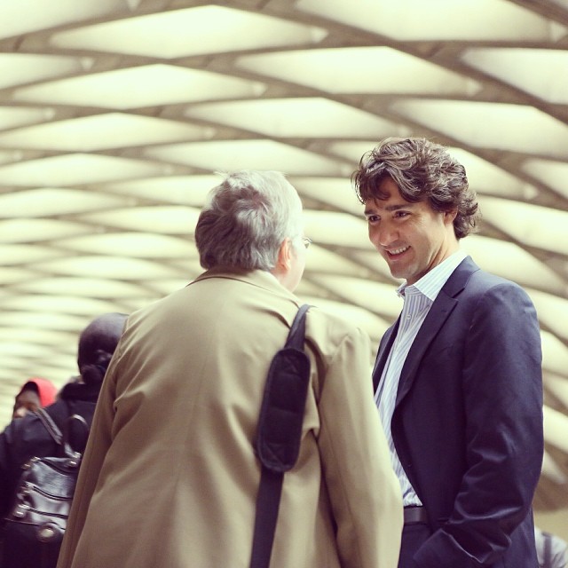 Justin Trudeau hablando con una anciana 