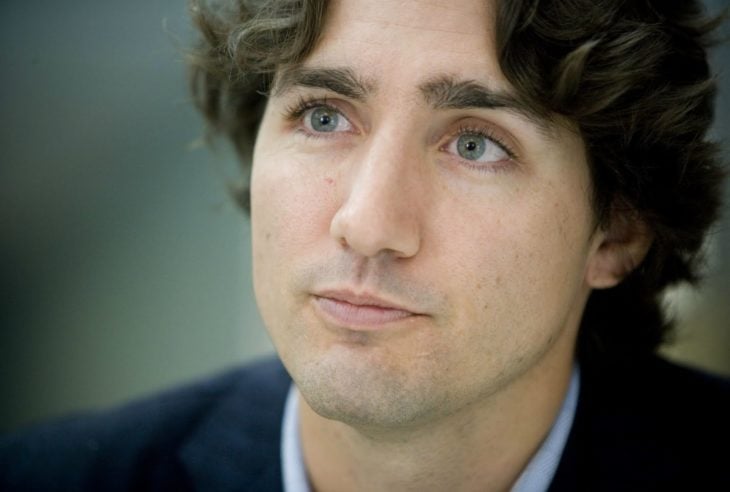 Justin Trudeau mirando al horizonte 