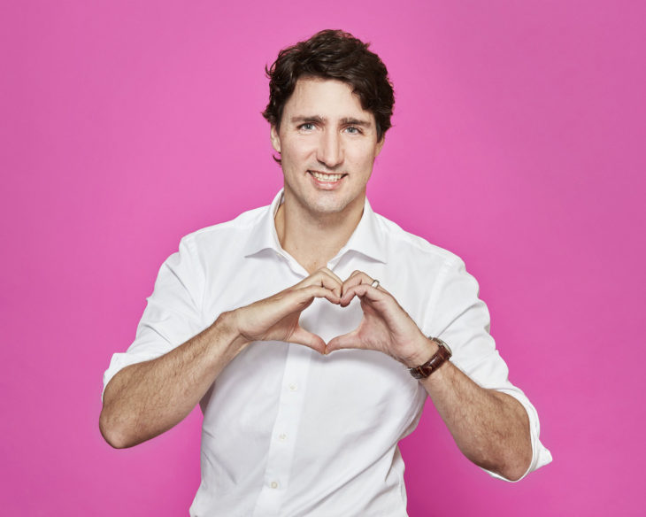 Justin Trudeau haciendo un corazón con las manos 