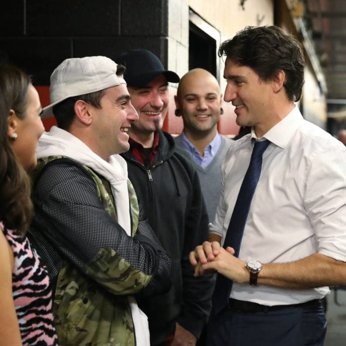Justin Trudeau hablando con un chico 