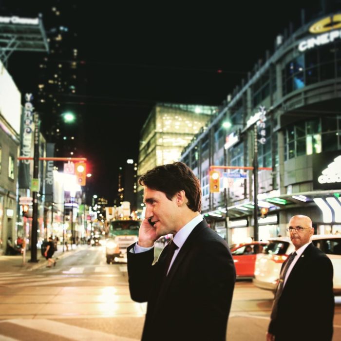 Justin Trudeau hablando por celular 