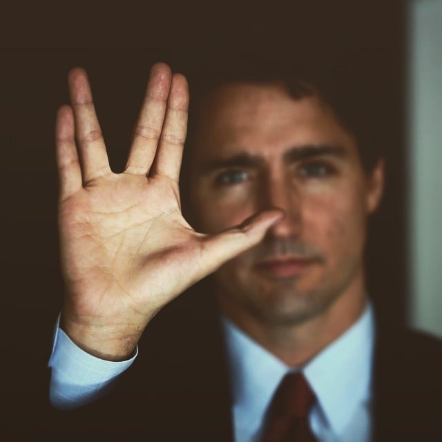 Justin Trudeau haciendo una seña con las manos 