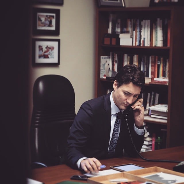 Justin Trudeau hablando por teléfono 