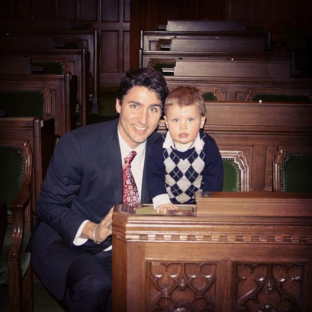 Justin Trudeau posando con un bebé 