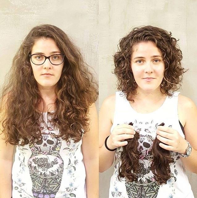 Cambio de look de chica con el cabello largo y chino 