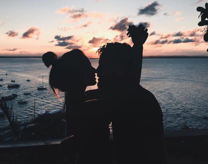 Pareja abrazada al atardecer en la playa 