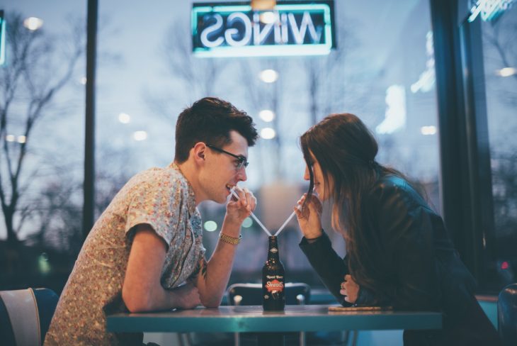 Pareja bebiendo cerveza 