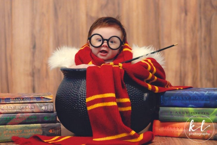 Lorelai García posando en un caldero en la sesión al estilo Harry Potter