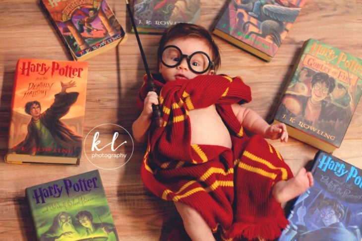 bebé rodeada de los libros de Harry Potter 