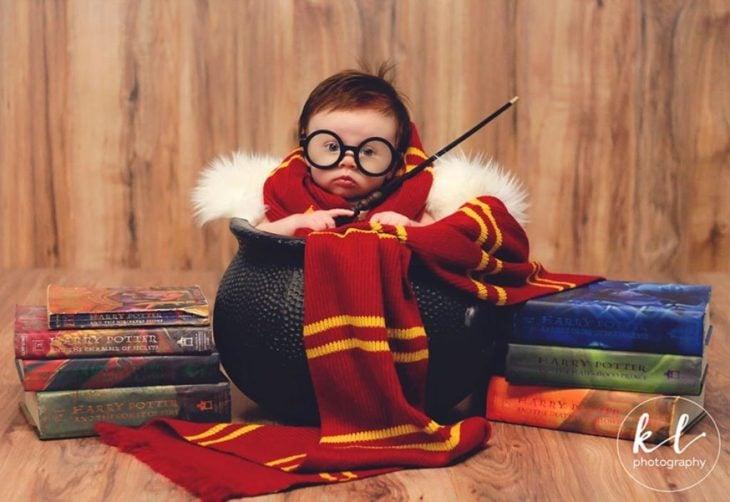 Bebé dentro de un caldero en una sesión al estilo Harry Potter