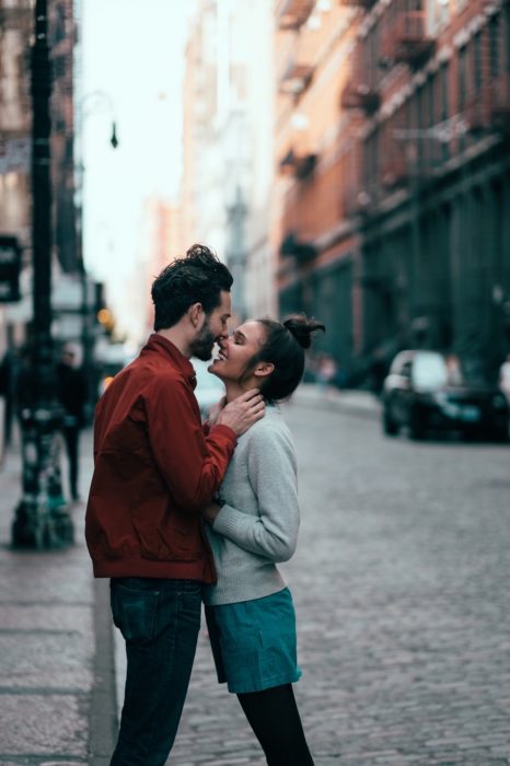 Pareja besándose en la calle 