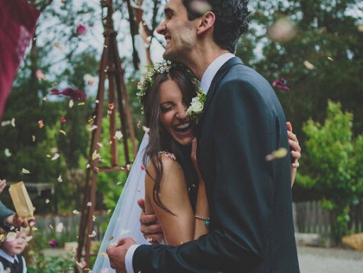 Pareja abrazada en su boda 