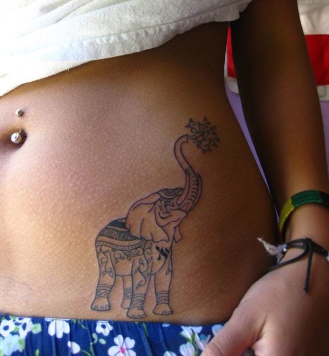 Elefante Hindú, tatuaje en la cadera 