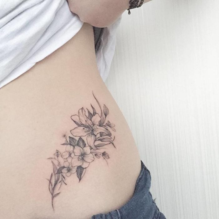 Lilis, tatuaje en la cadera 