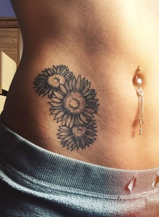 Girasoles, tatuaje en la cadera 