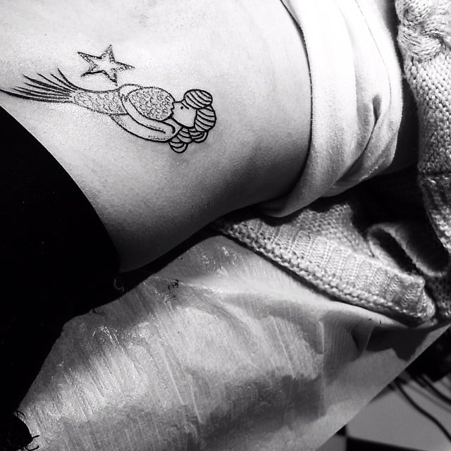 Sirena, tatuaje en la cadera 