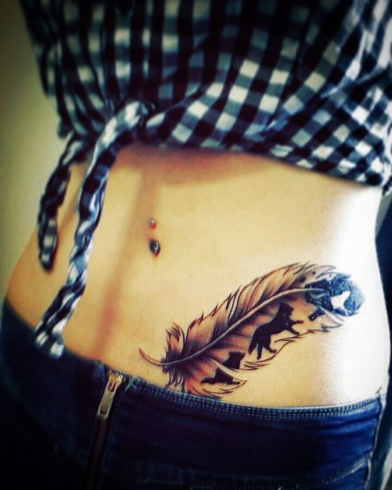 Pluma de ave, tatuaje en la cadera 