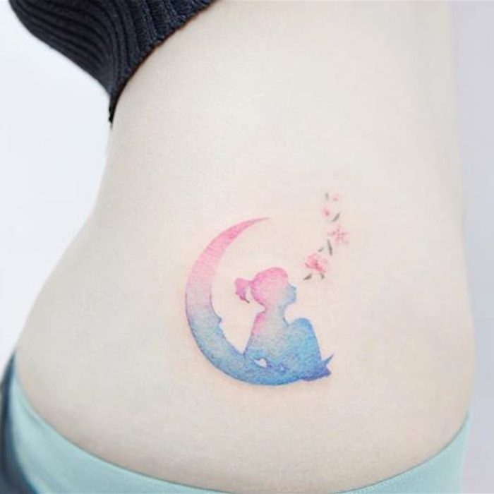 Niña en la luna, tatuaje en la cadera 