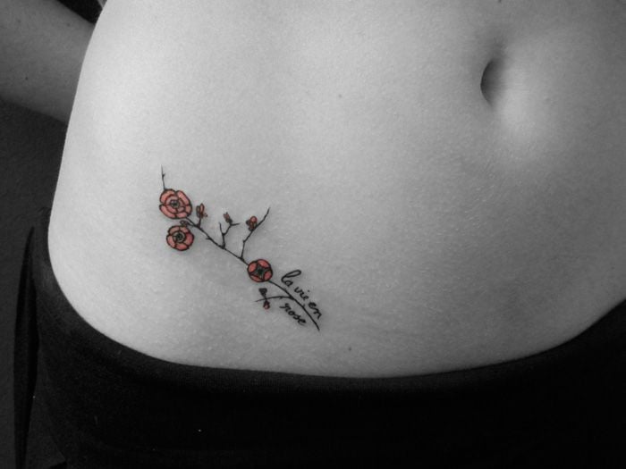 La Vie en Rose, tatuaje en la cadera 