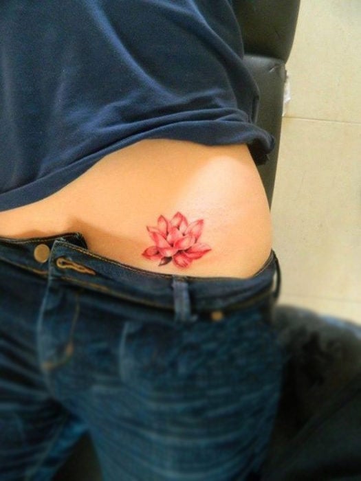 Flor de loto, tatuaje en la cadera 