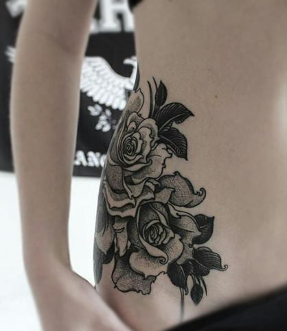 Rosas, tatuaje en la cadera 