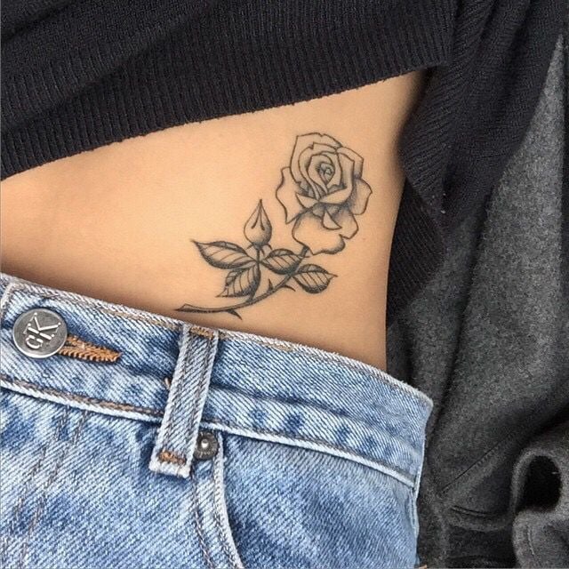 Rosa, tatuaje en la cadera 