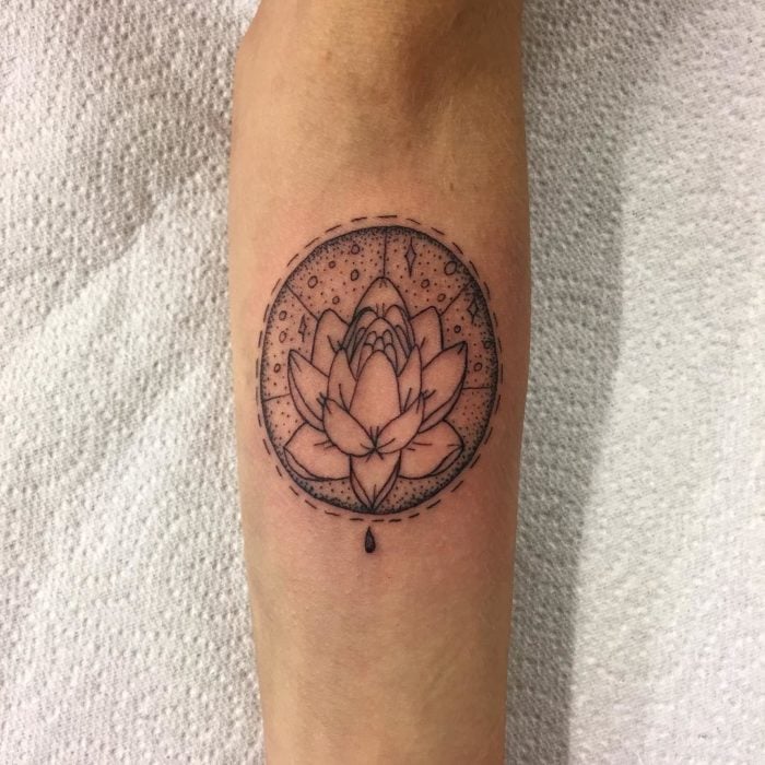 Tatuaje flor de loto y estrella