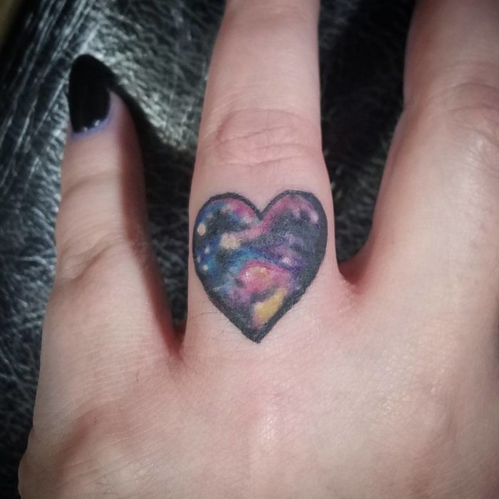 Tatuaje el espacio en corazón