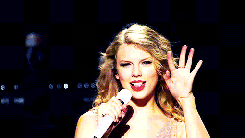 Taylor Swift saludando. 