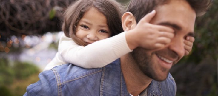 papa e hija jugando