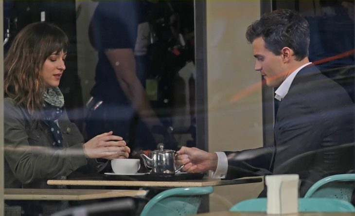 Pareja tomando café