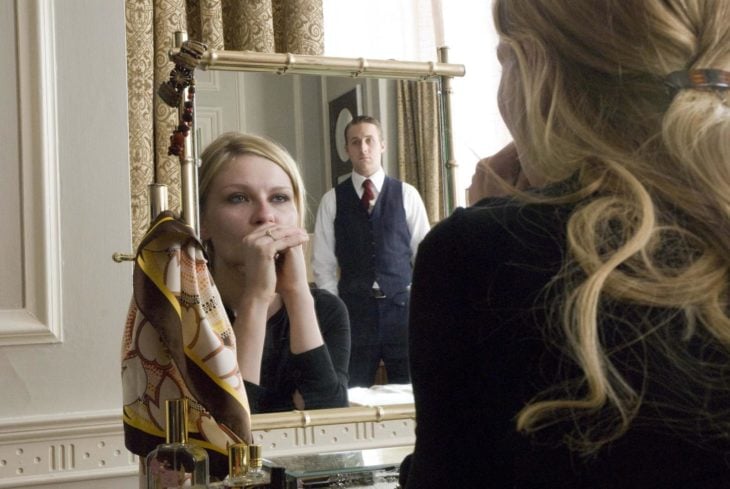 Chica llorando frente al espejo 